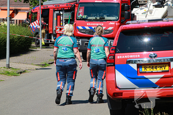 Brandweer blust brand in dak van woning