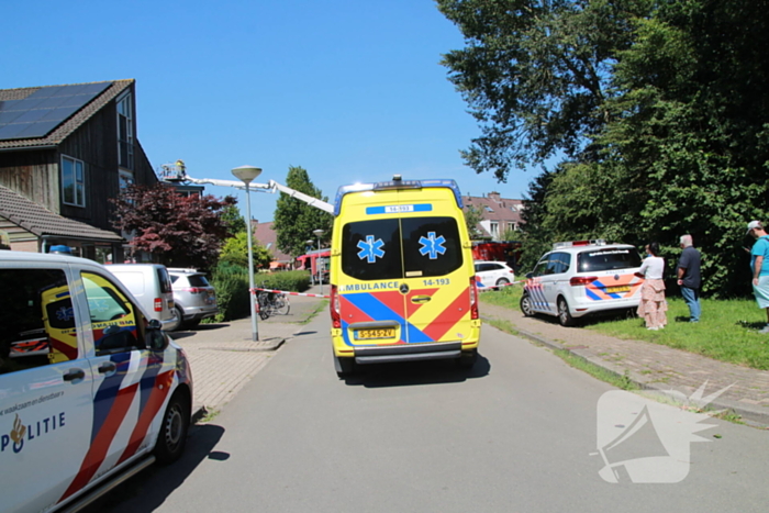 Brandweer blust brand in dak van woning