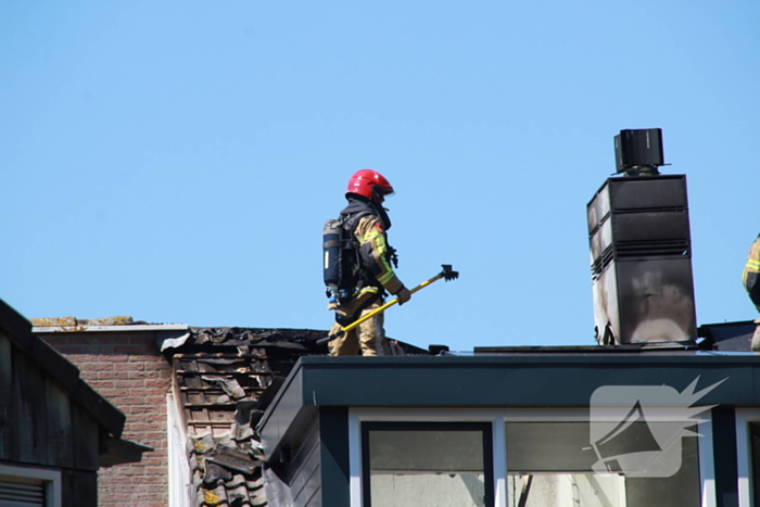 Brandweer blust brand in dak van woning