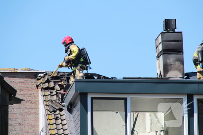 Brandweer blust brand in dak van woning