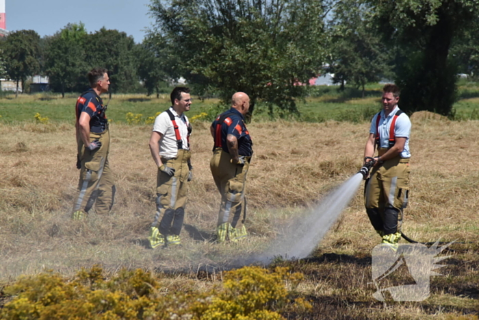 Brandweer groots ingezet voor brand op akker