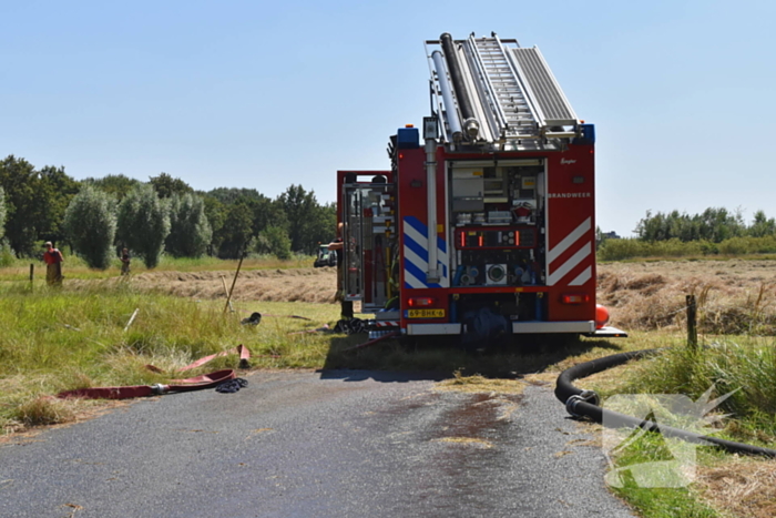 Brandweer groots ingezet voor brand op akker