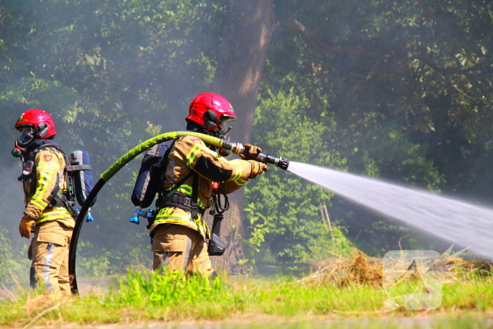 Landbouwvoertuig volledig verwoest door brand