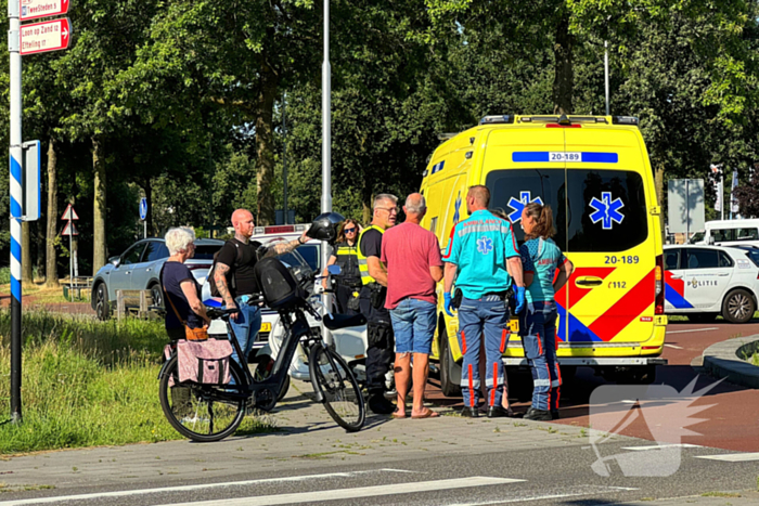 Fietser met kind achterop botst met automobilist