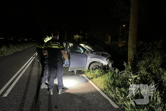 Gewonde en auto zwaar beschadigd na crash tegen boom