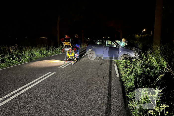 Gewonde en auto zwaar beschadigd na crash tegen boom