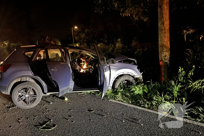 Gewonde en auto zwaar beschadigd na crash tegen boom