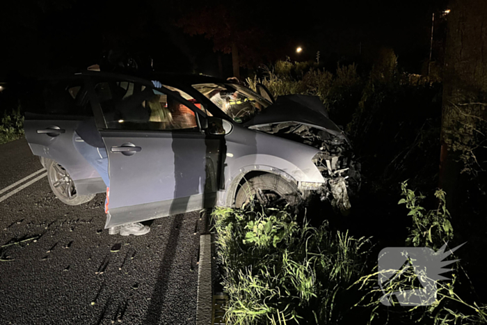 Gewonde en auto zwaar beschadigd na crash tegen boom