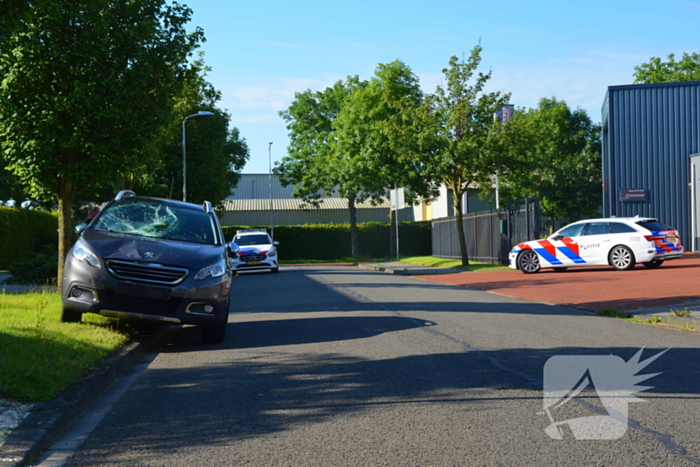 Fietser knalt op voorruit auto