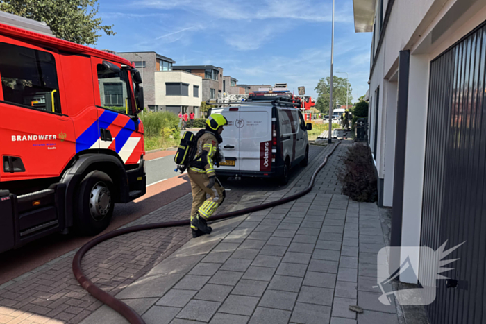 Brandweer ingezet voor brand in dak bij woning