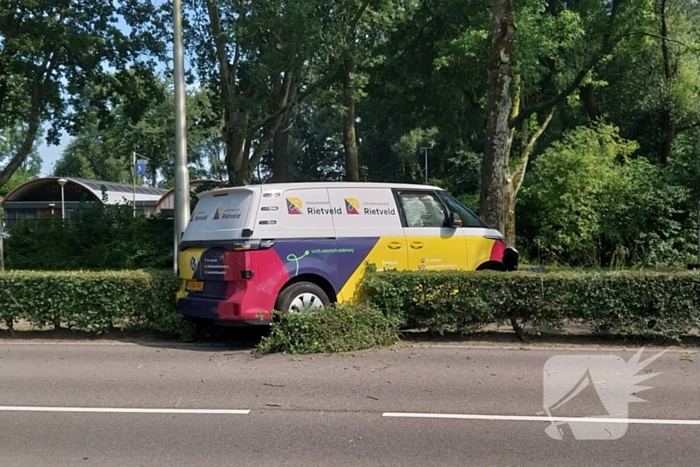 Elektrische bedrijfsbus raakt van de weg en belandt tegen boom