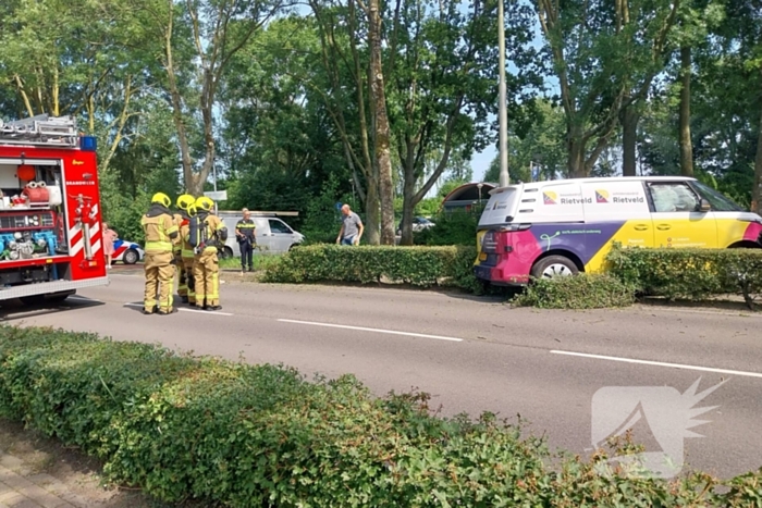 Elektrische bedrijfsbus raakt van de weg en belandt tegen boom