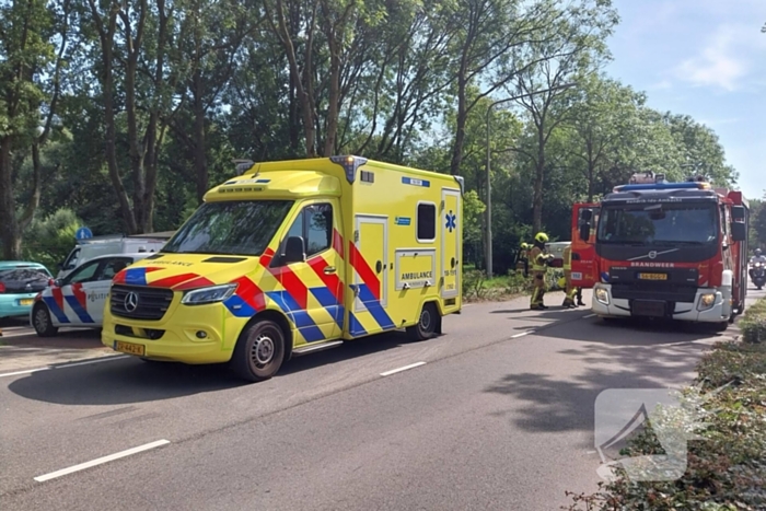 Elektrische bedrijfsbus raakt van de weg en belandt tegen boom