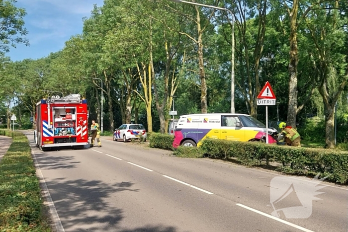 Elektrische bedrijfsbus raakt van de weg en belandt tegen boom