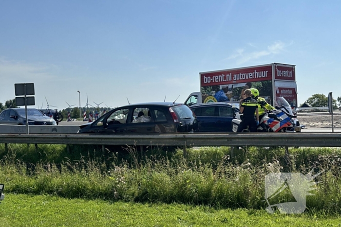 Persoon raakt buiten bewust en knalt op vangrail