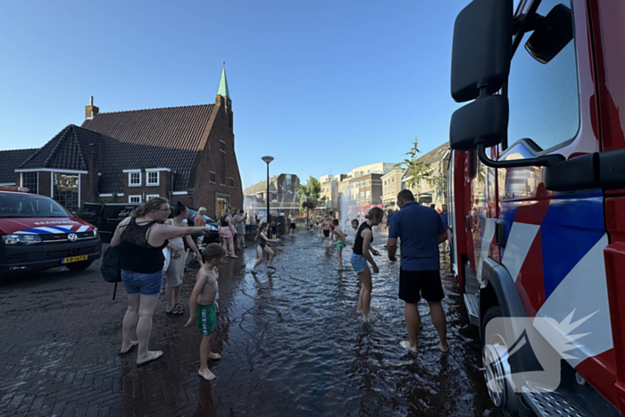 Brandweer zorgt voor verkoeling en veel plezier