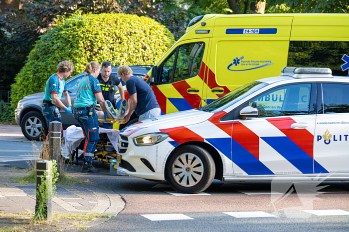 Jongeman op bromfiets aangereden door automobilist