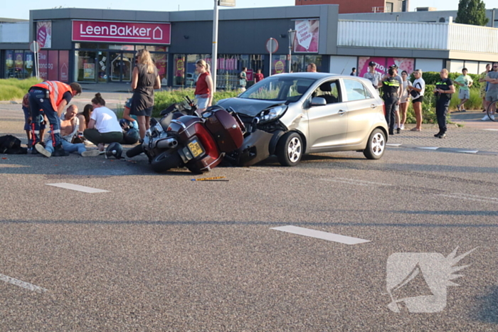 Automobilist en motorrijder met elkaar in botsing