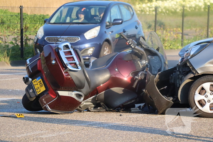 Automobilist en motorrijder met elkaar in botsing