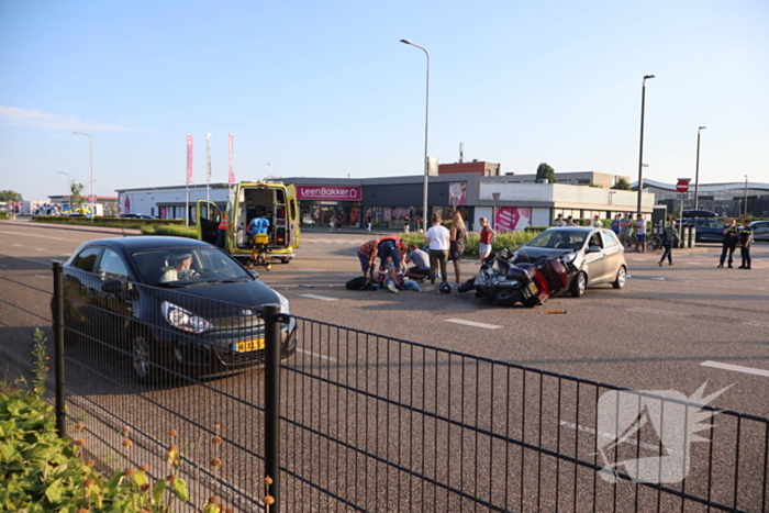 Automobilist en motorrijder met elkaar in botsing