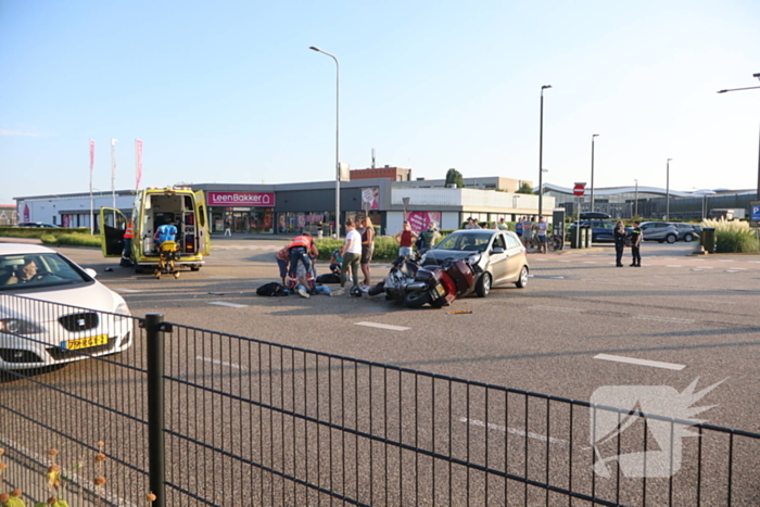 Automobilist en motorrijder met elkaar in botsing