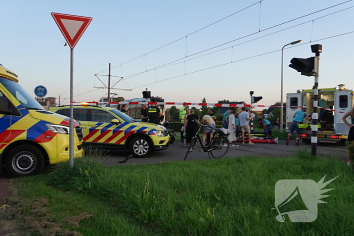 Scooterrijder zwaargewond bij aanrijding met tram