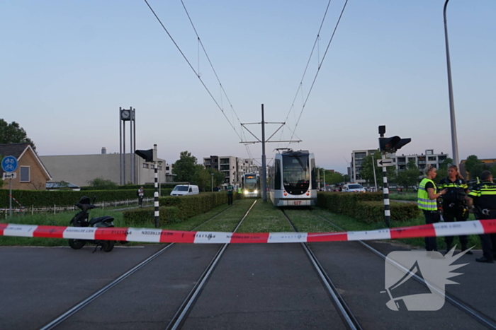 Scooterrijder zwaargewond bij aanrijding met tram