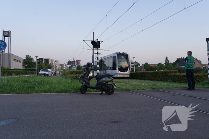 Scooterrijder zwaargewond bij aanrijding met tram