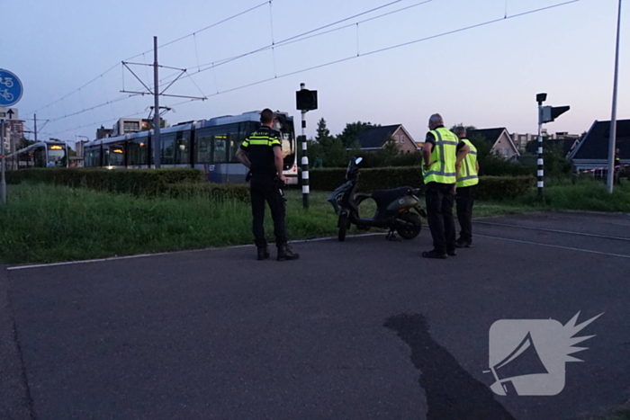 Scooterrijder zwaargewond bij aanrijding met tram