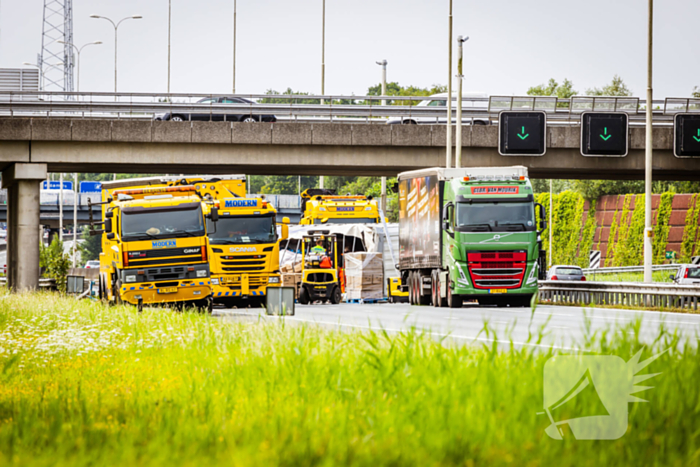 Snelweg dicht door gekantelde vrachtwagen