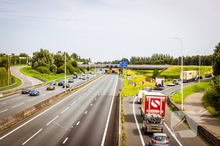 Snelweg dicht door gekantelde vrachtwagen