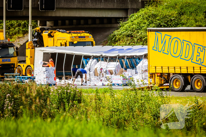 Snelweg dicht door gekantelde vrachtwagen