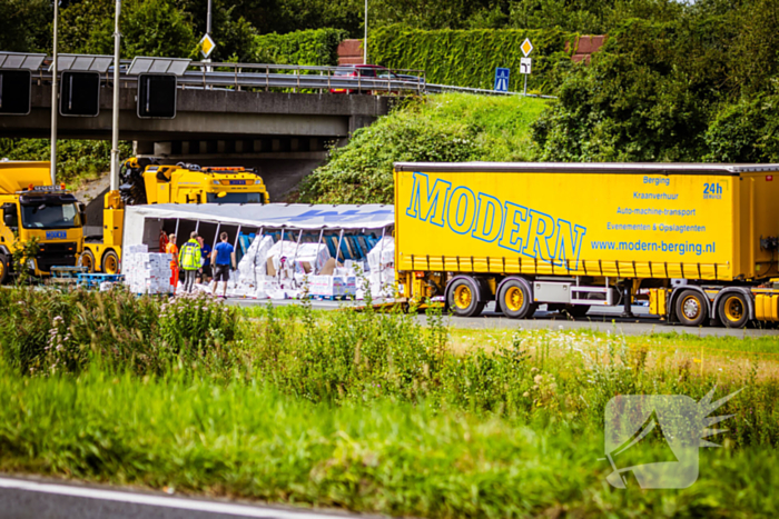 Snelweg dicht door gekantelde vrachtwagen