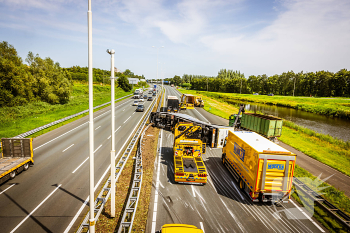 Snelweg dicht door gekantelde vrachtwagen