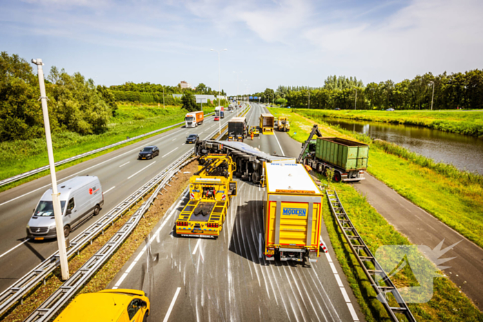 Snelweg dicht door gekantelde vrachtwagen