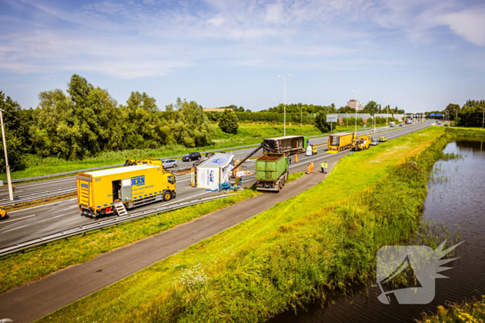 Snelweg dicht door gekantelde vrachtwagen