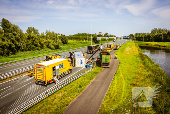 Snelweg dicht door gekantelde vrachtwagen