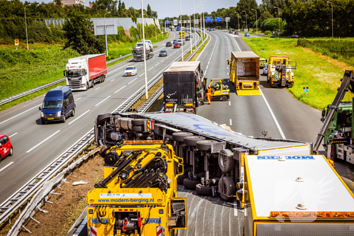 Snelweg dicht door gekantelde vrachtwagen