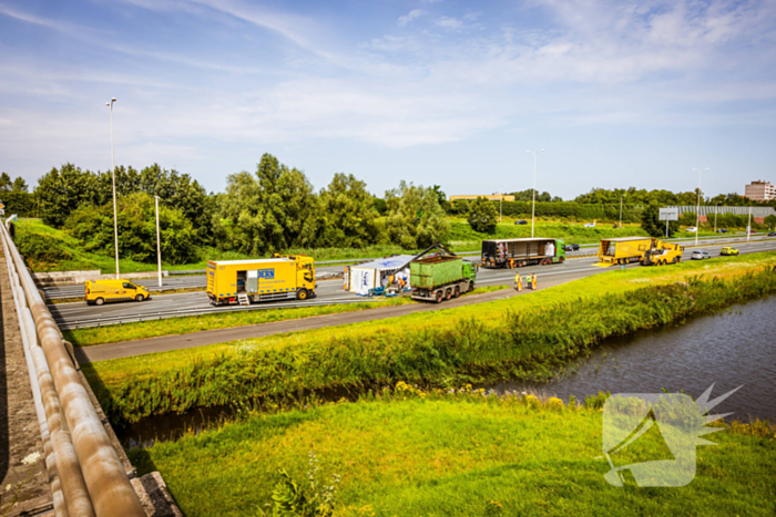 Snelweg dicht door gekantelde vrachtwagen