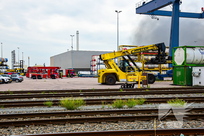 Veel rookontwikkeling bij grote brand bij Reachtracker