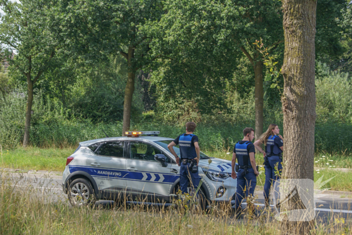 Fietser en automobilist met elkaar in botsing op rotonde