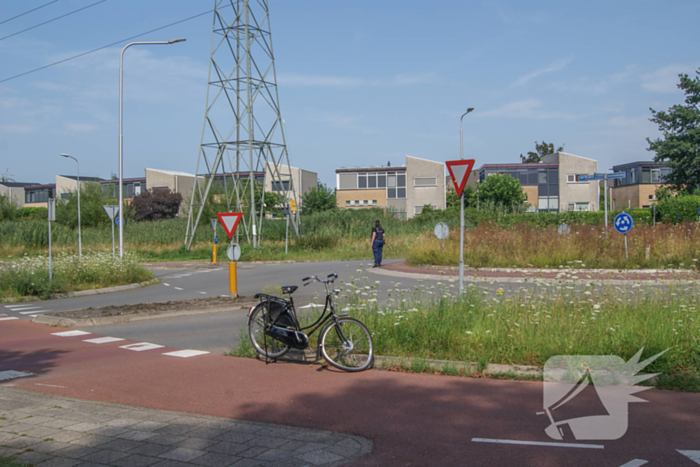 Fietser en automobilist met elkaar in botsing op rotonde