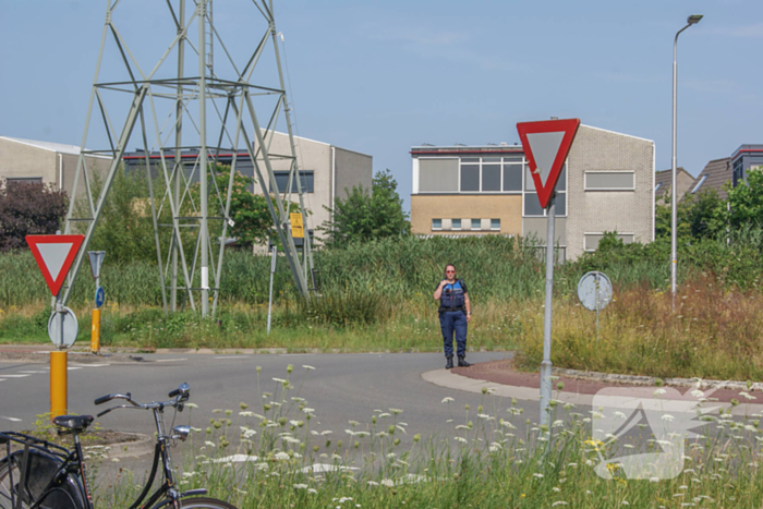 Fietser en automobilist met elkaar in botsing op rotonde