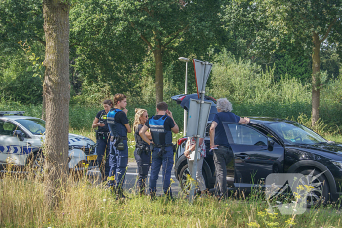 Fietser en automobilist met elkaar in botsing op rotonde