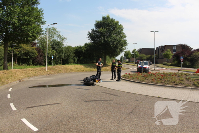 Motorrijder onderuit na aanrijding met automobilist