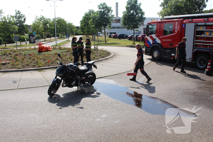 Motorrijder onderuit na aanrijding met automobilist