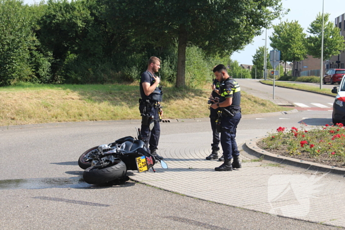 Motorrijder onderuit na aanrijding met automobilist