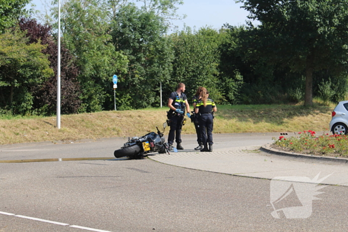 Motorrijder onderuit na aanrijding met automobilist