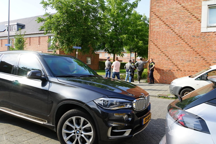 Agenten in kogelwerende vesten en Dienst Speciale Interventies bij inval in woning