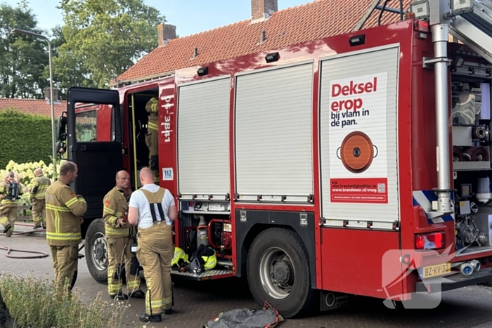 Brandweer blust middelbrand in woning